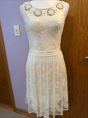 Frock and Frill Ivory Beaded Lace Cocktail Dress size 6.
